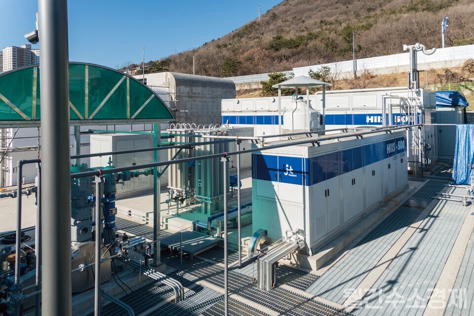 제이엔케이히터 시절 창원시 성주동 수소에너지 순환시스템 실증단지에 구축한 하루 1톤급 수소생산시설.(사진=성재경)