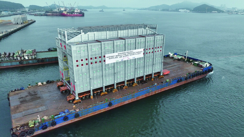 샤힌 프로젝트의 가열로에 들어가는 모듈 설비를 바지선으로 실어 나르고 있다.(사진=제이엔케이글로벌)