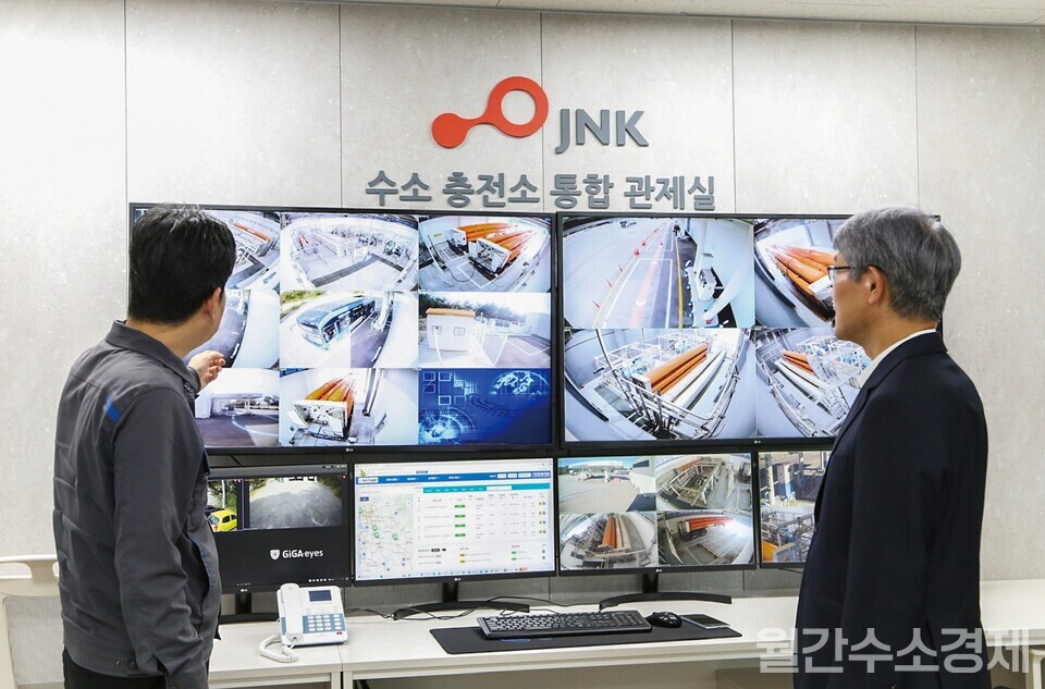 김방희 대표가 통합관제실에서 수소사업부를 총괄하고 있는 주성훈 전무와 이야기를 나누고 있다.(사진=안민희)