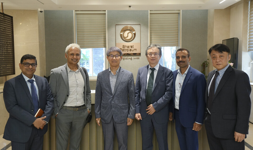 제이엔케이글로벌 임원들이 인도국영정유사인 BPCL을 방문해 관계자들과 기념사진을 찍었다.(사진=제이엔케이글로벌)