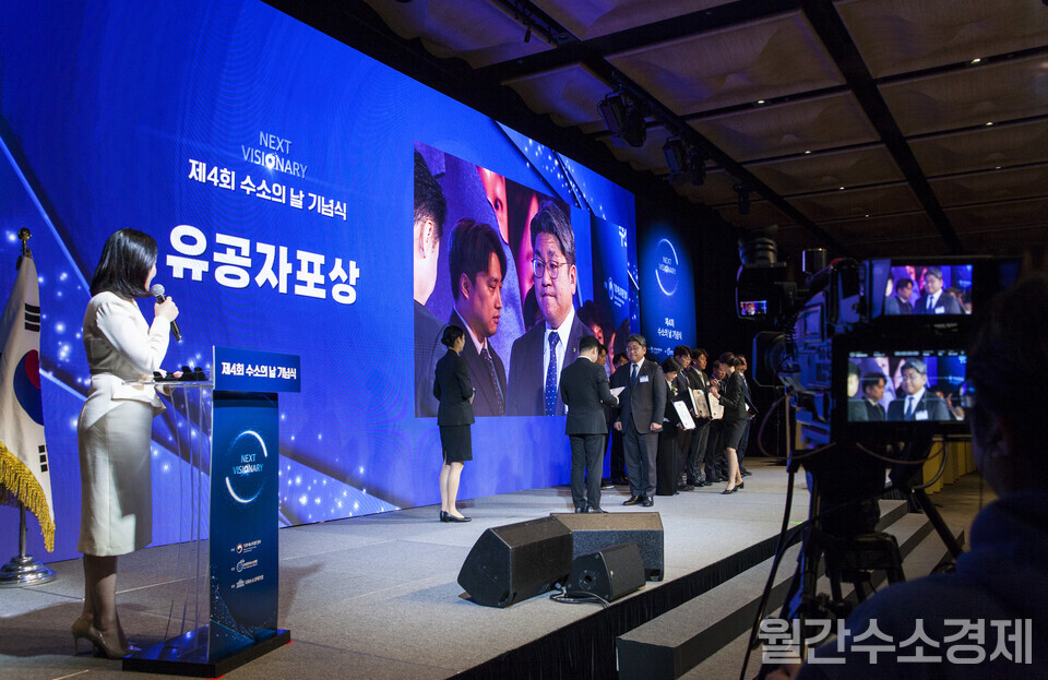 HD하이드로젠의 오승환 상무가 장관표창을 받고 있다.(사진=성재경)