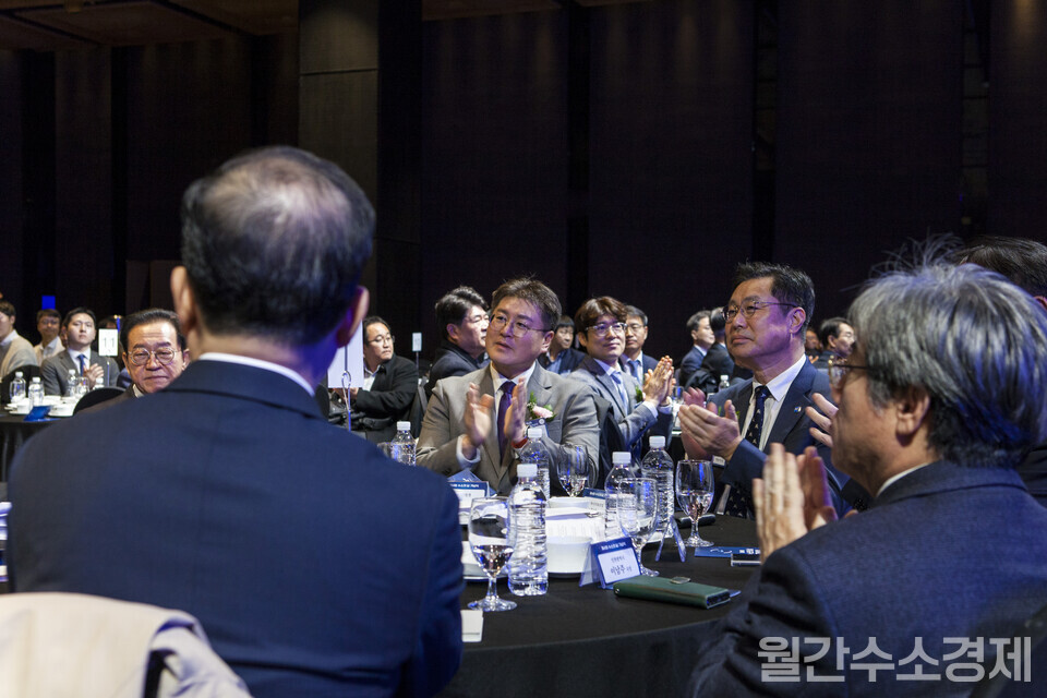 참석자들이 내빈 소개에 맞춰 박수를 치고 있다.(사진=성재경)