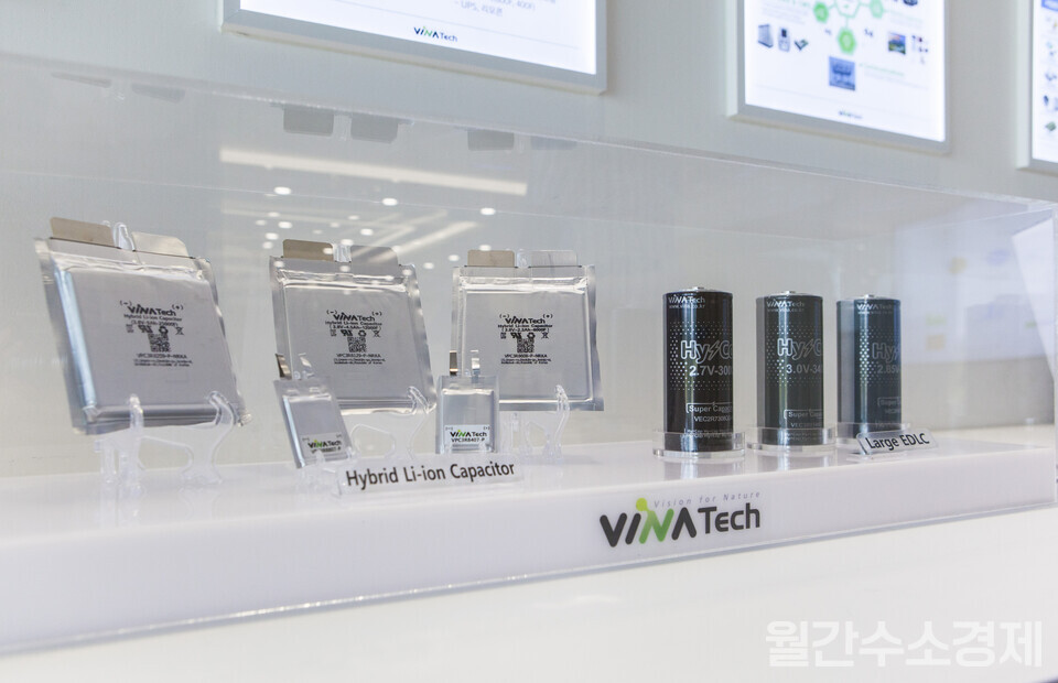 각형으로 제작된 ‘하이브리드 리튬이온커패시터(LIC)’와 원통형 대형 EDLC 제품.(사진=성재경 기자)