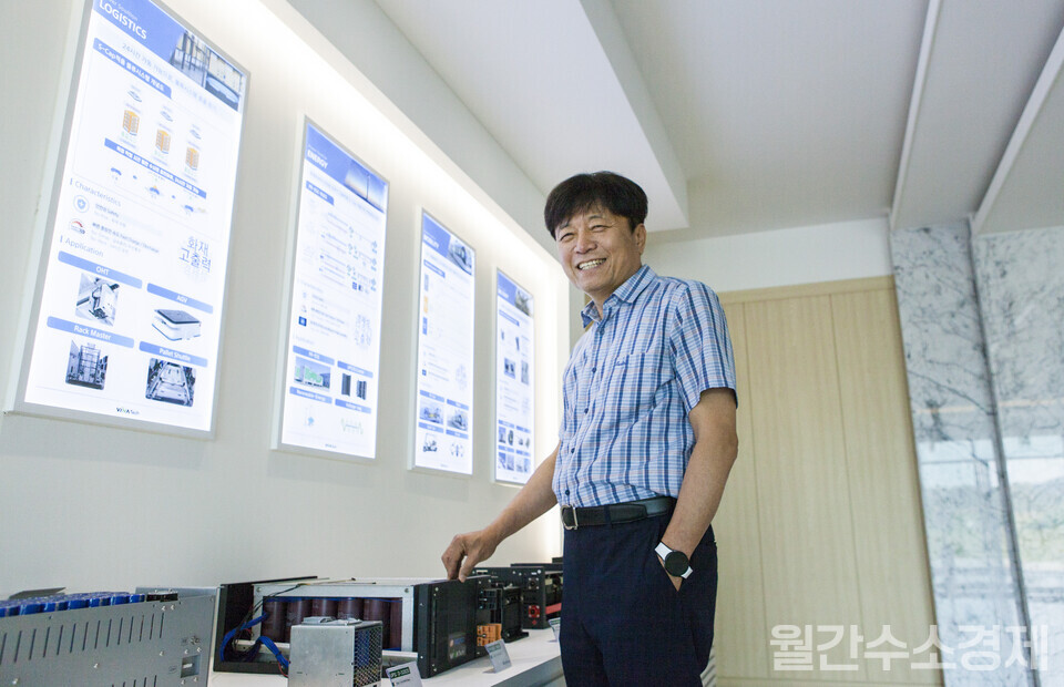 정한기 사장이 파워솔루션동 로비에 진열된 슈퍼커패시터 제품을 소개하고 있다.(사진=성재경 기자)