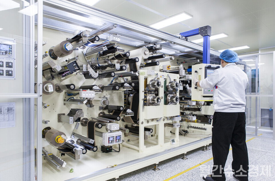 한 직원이 MEA 전사장비 설비를 점검하고 있다.(사진=성재경 기자)