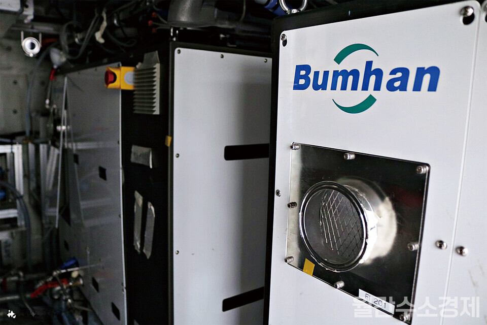 갑판 하부에 설치된 연료전지 시스템으로 25kW급 연료전지 2기를 기반으로 한다.(사진=박상우 기자)