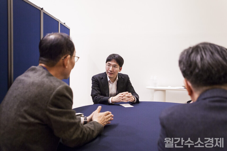 우성훈 아모지 대표가 포항시 기업인들과 열띤 대화를 나누고 있다.(사진=성재경 기자)