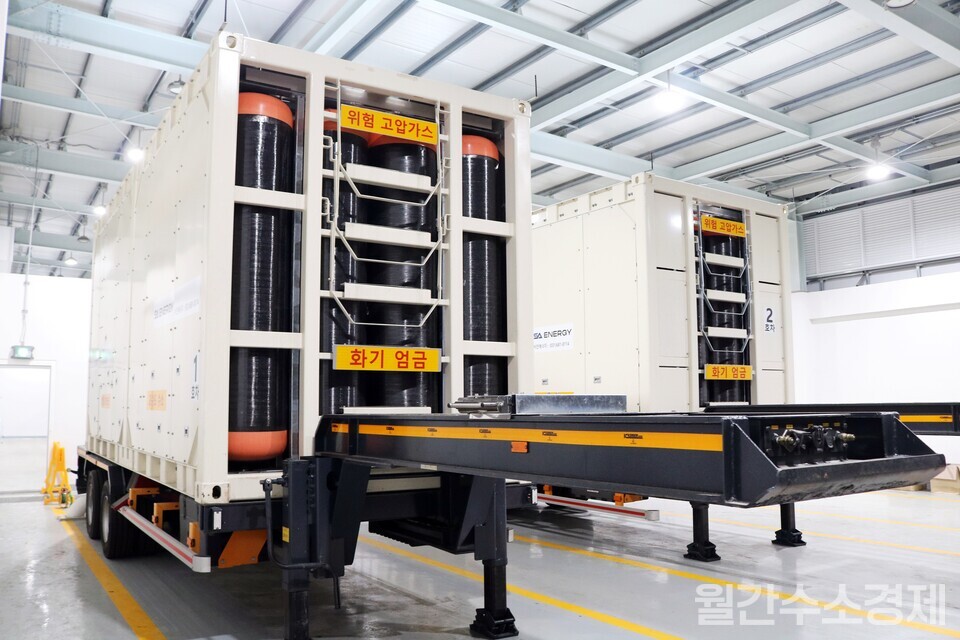 일진하이솔루스가 개발한 450bar 튜브트레일러. 이를 기반으로 만든 420bar 튜브트레일러가 대산에 납품된다.(사진=박상우 기자)