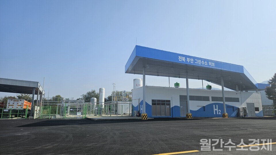 전북 부안에 들어선 수전해 기반 수소생산기지로, 하루 1톤 이상의 그린수소를 생산해 수소충전에 활용할 예정이다.(사진=박상우 기자)
