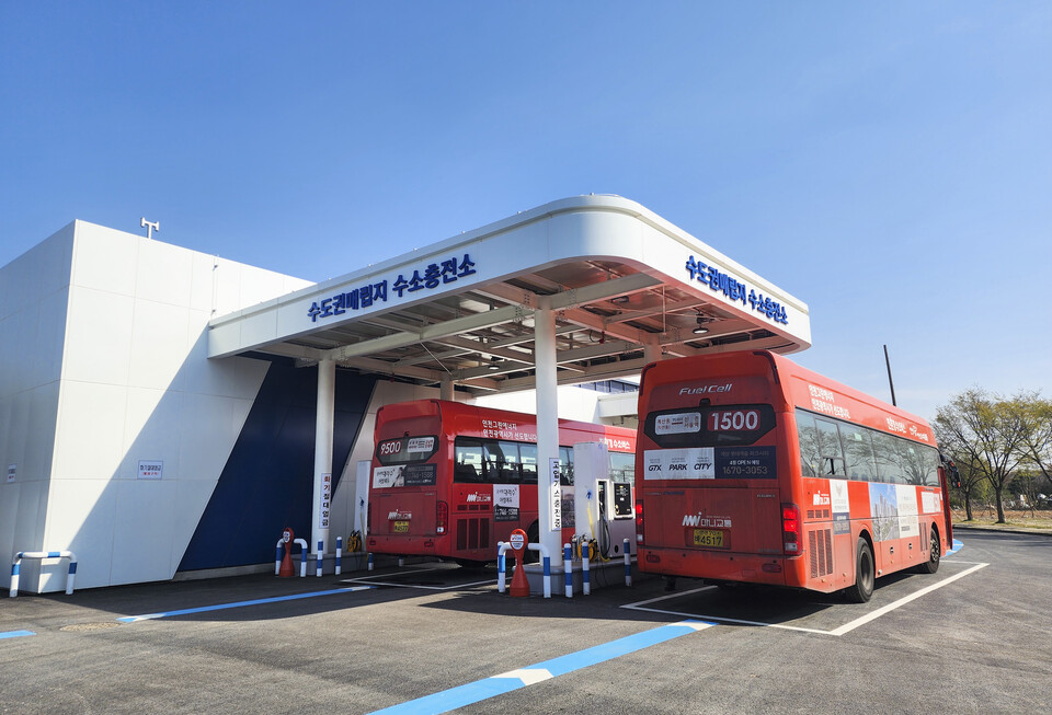 제이엔케이글로벌이 구축한 수도권매립지 수소충전소에서 광역 수소버스를 충전하고 있다.(사진=제이엔케이글로벌)