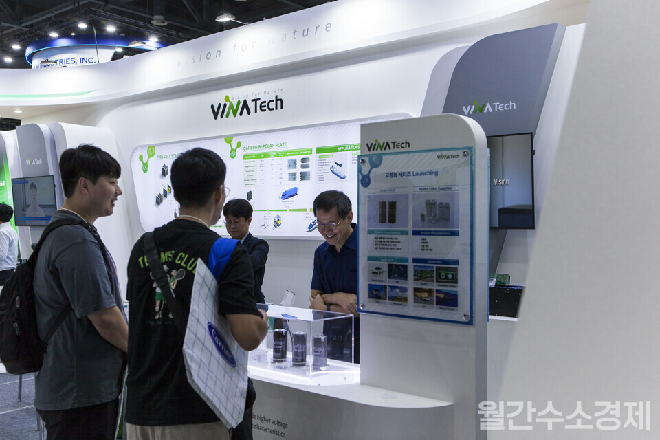 H₂ MEET 2024 비나텍 부스를 찾은 관람객들이 회사 관계자와 이야기를 나누고 있다.(사진=성재경 기자)