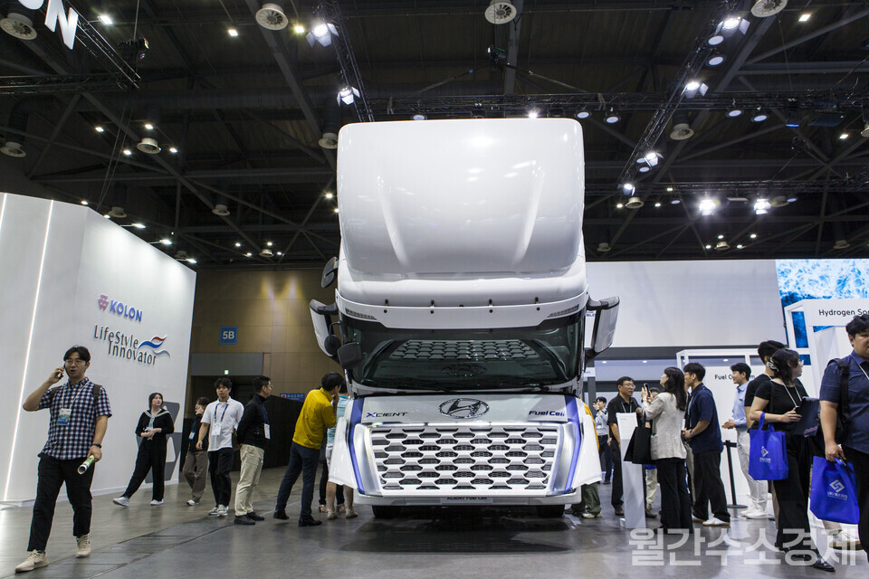 관람객들이 H₂ MEET 2024 현대차 부스에 전시된 수소트럭을 살펴보고 있다.(사진=성재경 기자)