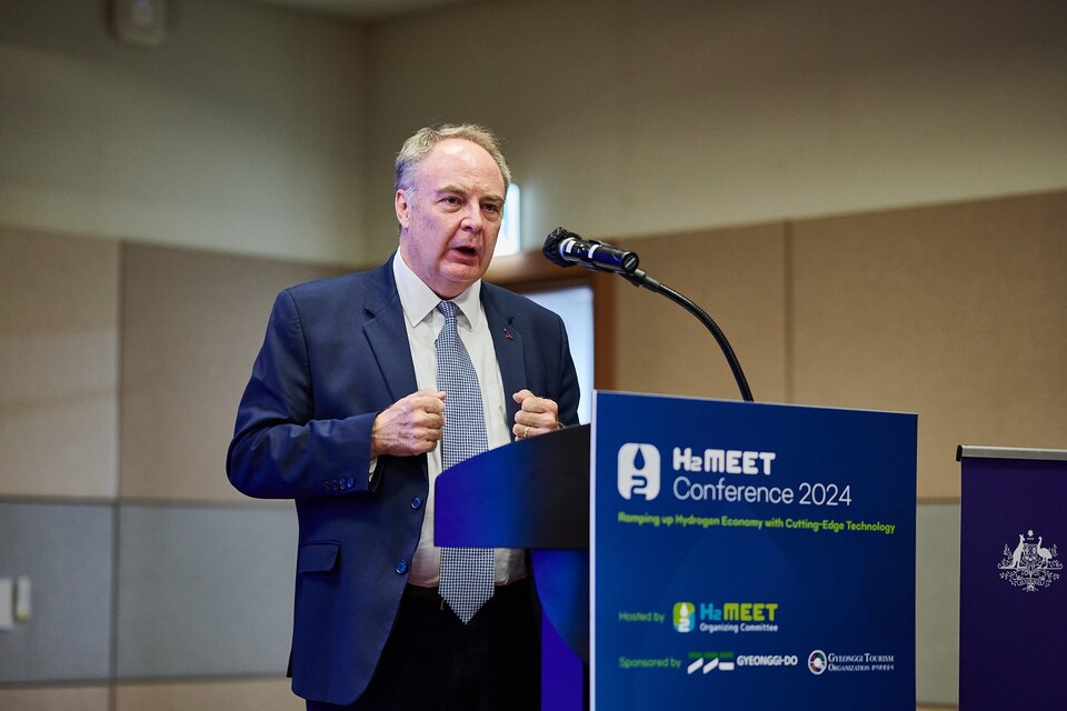H₂ MEET 2024 컨퍼런스에서 제프 로빈슨 주한 호주 대사가 발언하고 있다.(사진=H₂ MEET 조직위)