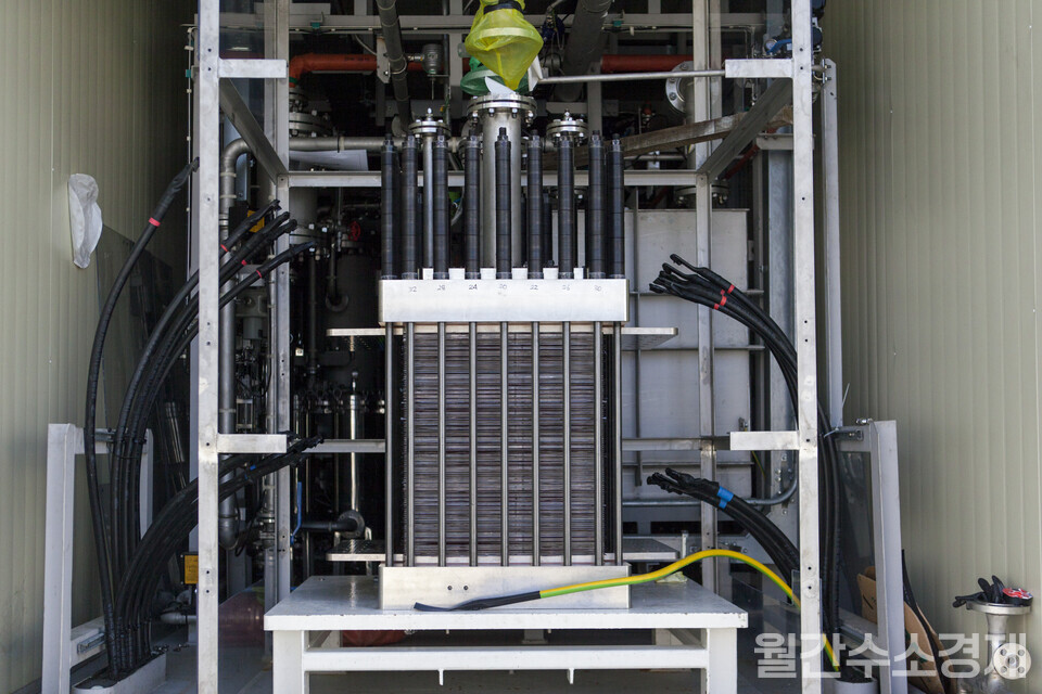 전남 영광에 있는 수전해 성능평가센터에 설치된 1MW급 PEM 수전해 스택.(사진=성재경 기자)