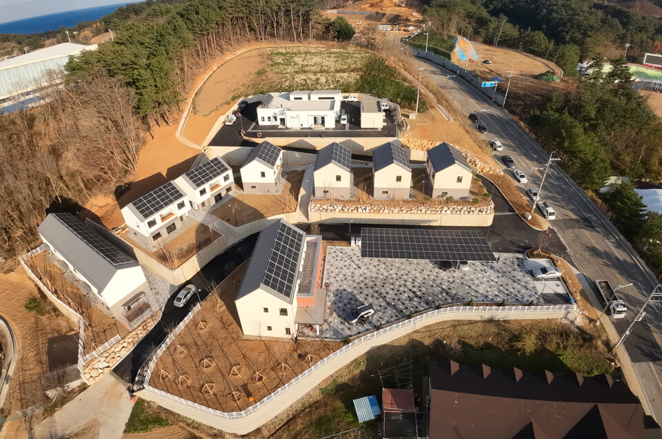 삼척 수소시범도시 인프라 기술개발 사업을 통해 완공된 수소타운하우스 전경.(사진=삼척시)