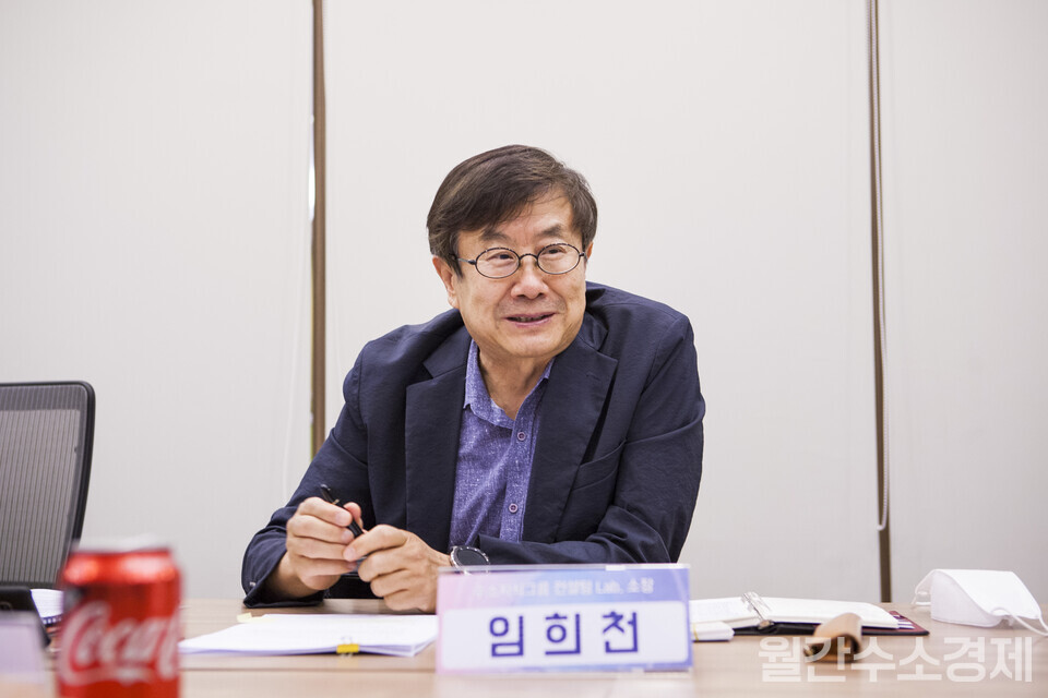 임희천 UNIST 기술경영전문대학원 겸임교수가 지난 2020년 7월, 토토 사이트 창간 3주년을 기념한 좌담회에서 사회를 보고 있다.(사진=성재경 기자)