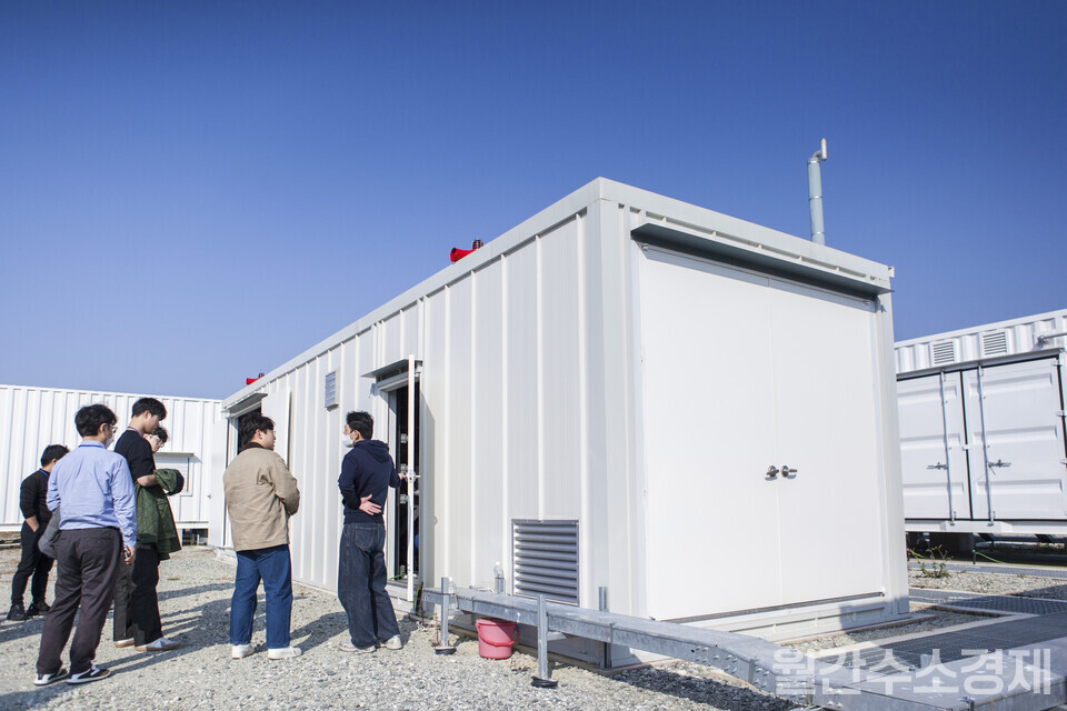 한국수소및신에너지학회에서 주관한 ‘청정수소 및 암모니아 심포지엄’ 참석자들이 1MW급 알칼라인 수전해 설비를 돌아보고 있다.(사진=성재경 기자)