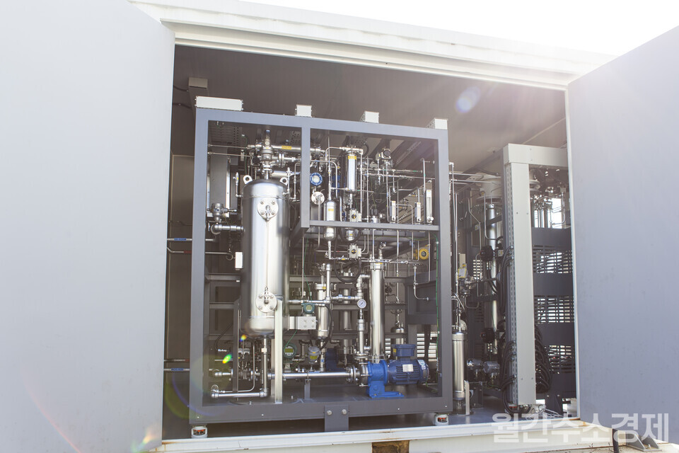 100kW급 알칼라인 시스템의 주변장치(M-BOP)로 한전에서 개발한 수소·산소 센서가 장착되어 있다. 스택뿐 아니라 센서 등 핵심부품 평가에도 활용된다.(사진=성재경 기자)