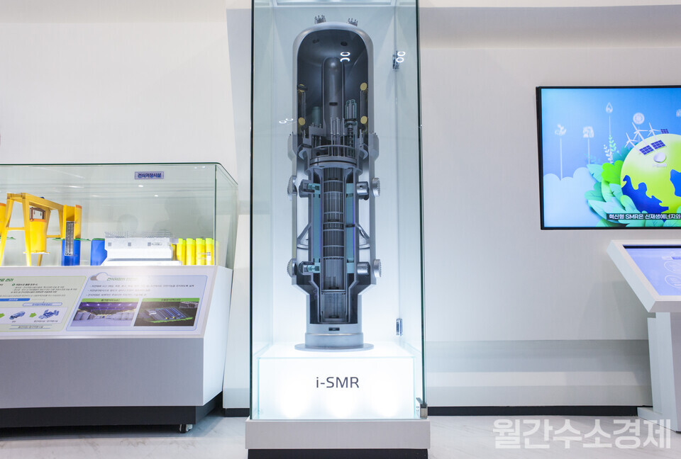 연구개발 중인 i-SMR의 모형. SMR을 해수담수화시설과 연계해 수소생산에 활용할 수 있다.(사진=성재경 기자)