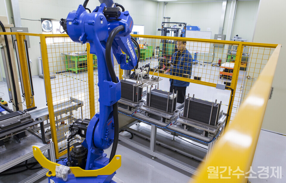 100kW까지 적층이 가능한 스택 조립 자동화 장비를 갖추고 있다.(사진=성재경 기자)