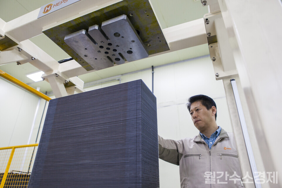 박기금 책임연구원이 100kW 스택을 살펴보고 있다.(사진=성재경 기자) 