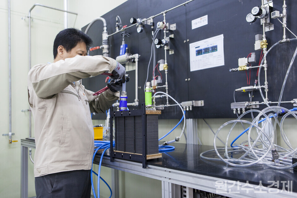 기체 누설 평가를 위해 스택을 연결하는 중이다.(사진=성재경 기자) 