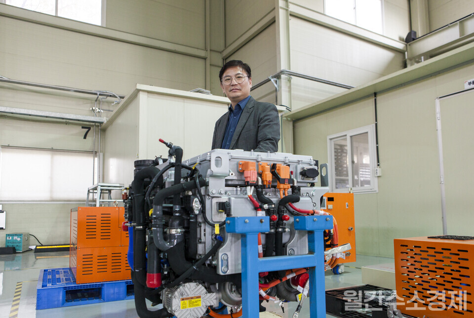 이신구 연구소장이 90kW급 연료전지 시스템 뒤에 서 있다.(사진=성재경 기자)