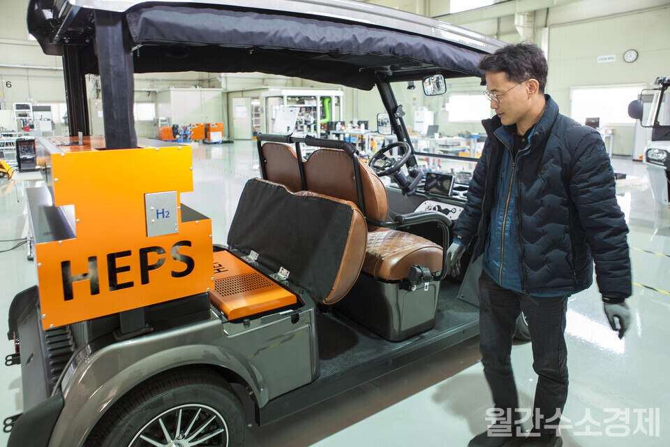 SMI이노베이션의 전동골프카 뒷자리에 연료전지 파워팩과 수소탱크를 장착했다.(사진=성재경 기자)