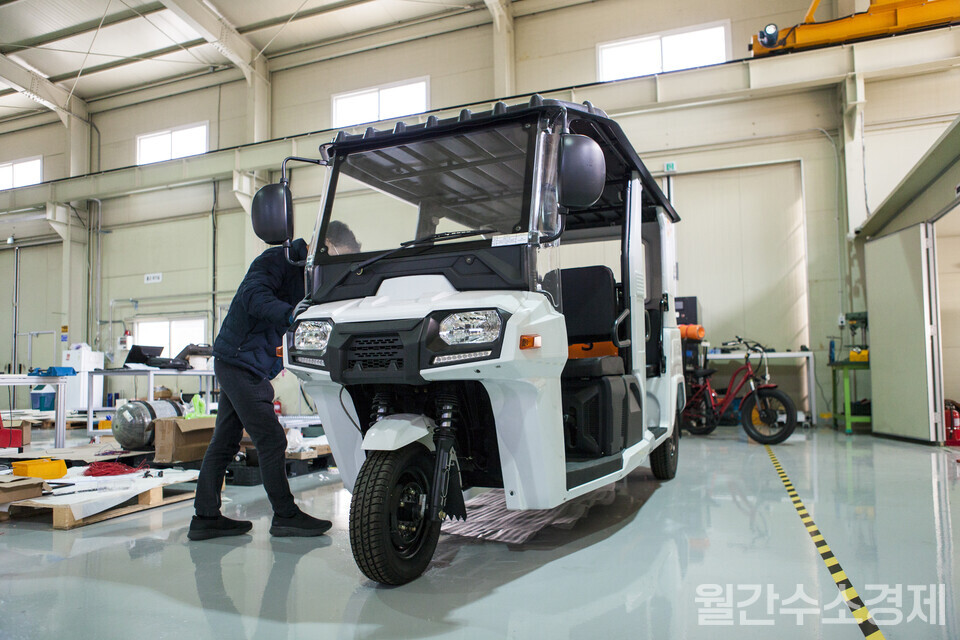 오토릭샤로 불리는 전동삼륜차에 연료전지 시스템을 장착하고 있다.(사진=성재경 기자)