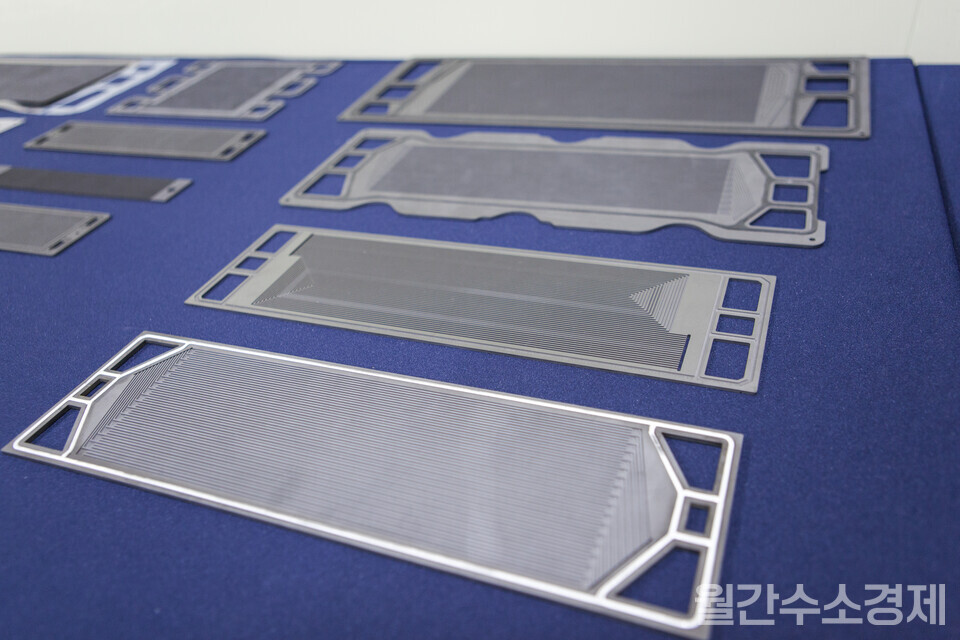 A동 입구 테이블에 탄소분리판이 진열돼 있다.(사진=성재경 기자)