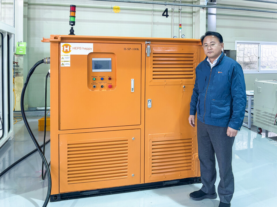 이동활 대표가 100kW급 발전용 연료전지인 H-SP-100K 앞에 서 있다.(사진=햅스)