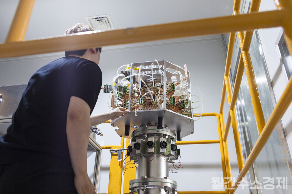 인투코어테크놀로지 직원이 수도권매립지 실증 설비에 설치된 유도결합 플라즈마 장비를 살펴보고 있다.(사진=성재경 기자)
