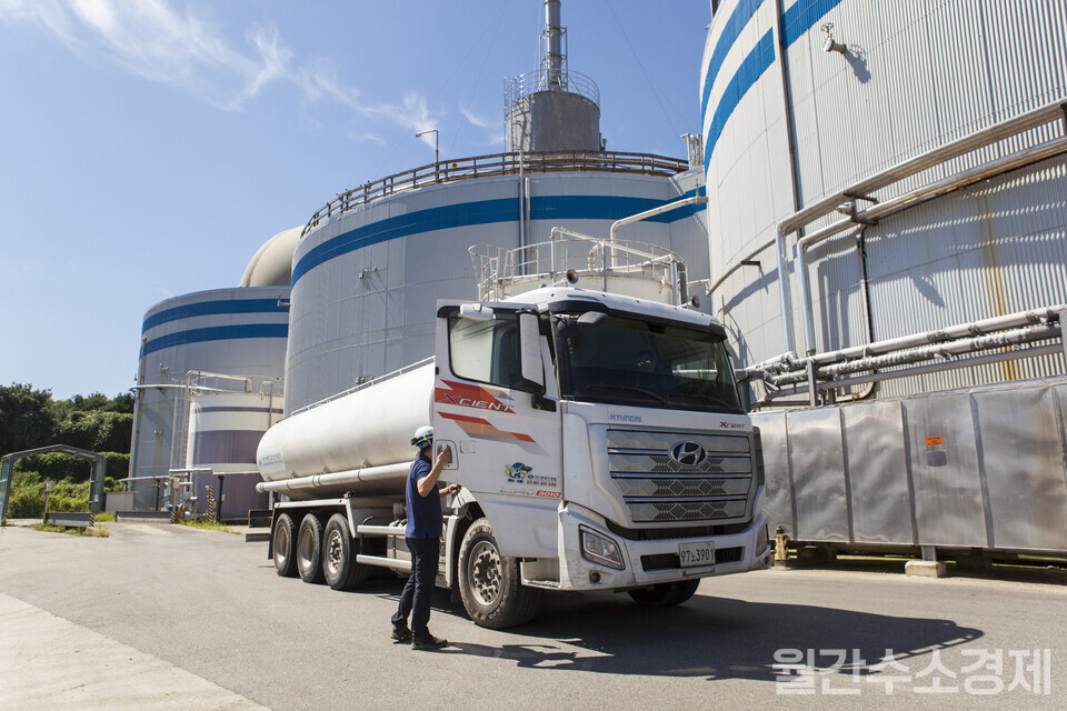국내 최대 바이오가스 생산 기업인 비이에프(BeF)의 대형 혐기성 소화조 앞에 가축분뇨를 실은 25톤급 탱크로리가 서 있다.(사진=성재경 기자)